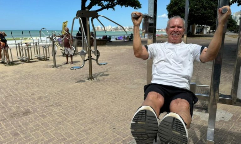 Aos 77 anos, aposentado vira campeão de força