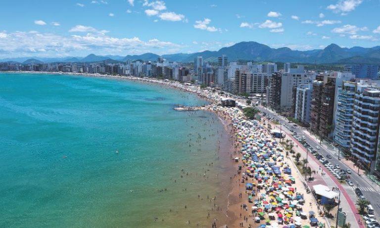 Apartamento em prédio pega fogo na Praia do Morro, em Guarapari