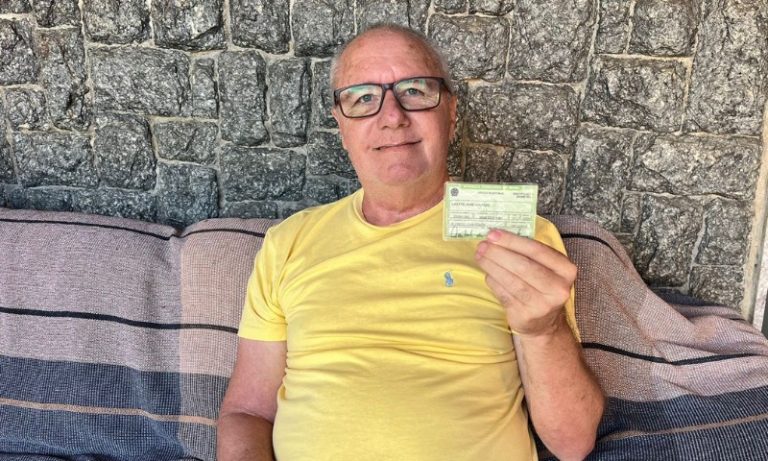 Aposentado supera desafios após sofrer AVC para ir às urnas