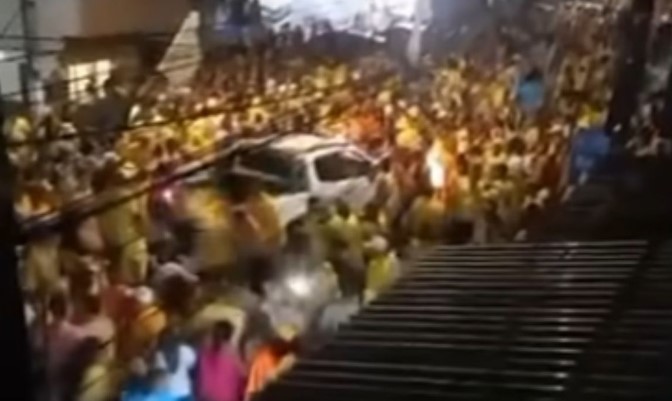 Caminhonete perde o controle e atropela multidão em festa de eleição