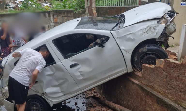 Carro de aplicativo desce escadaria e bate em muro de residência em Vitória