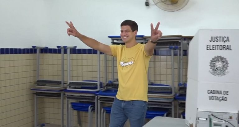Confiante, João Campos votou nesta manhã em escola de Apipucos, Zona Norte