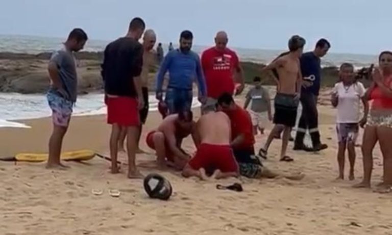 Criança é socorrida após se afogar em praia no ES