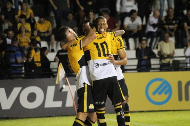 Criciúma derrota Atlético-GO e respira na luta contra o rebaixamento no Brasileirão