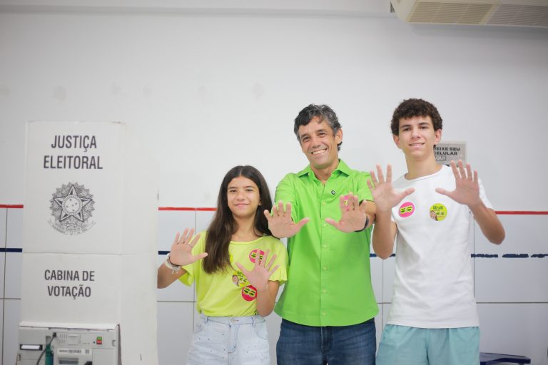 Daniel Coelho votou em colégio em Boa Viagem, Zona Sul do Recife
