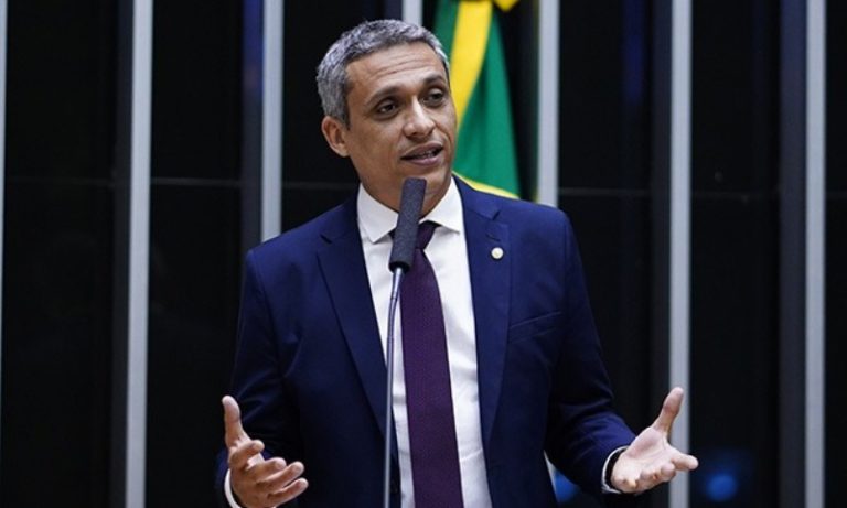 Deputado Gustavo Gayer é alvo de buscas da PF sob suspeita de desvio de verba