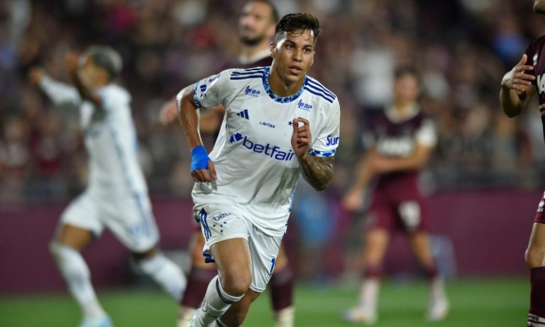 Diniz desencanta, vence a primeira e leva Cruzeiro à final da Copa Sul-Americana