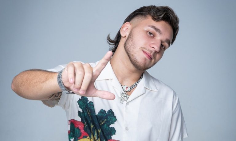 Encontro de DJs e performance de circo em festa