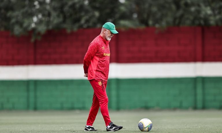 Fluminense faz jogo atrasado com Athletico para se afastar da zona de rebaixamento