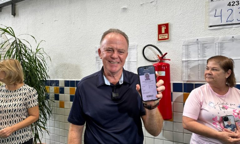 Governador Renato Casagrande vota em Vitória