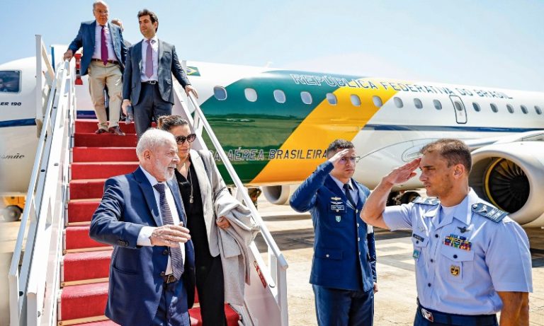 Governo discute compra de novo avião após falha deixar Lula voando em círculos
