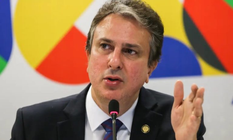 Governo planeja bolsa para universitários nos moldes do Pé-de-Meia, diz ministro