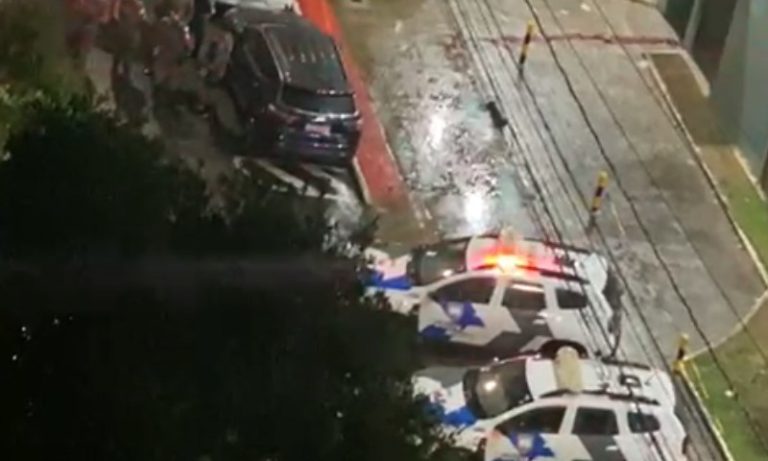 Homem morre após ser encontrado sangrando em calçada de hospital em Jardim Camburi
