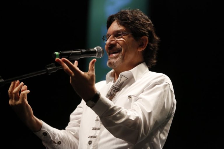 Jessier Quirino faz duas sessões neste domingo (20) no Teatro RioMar