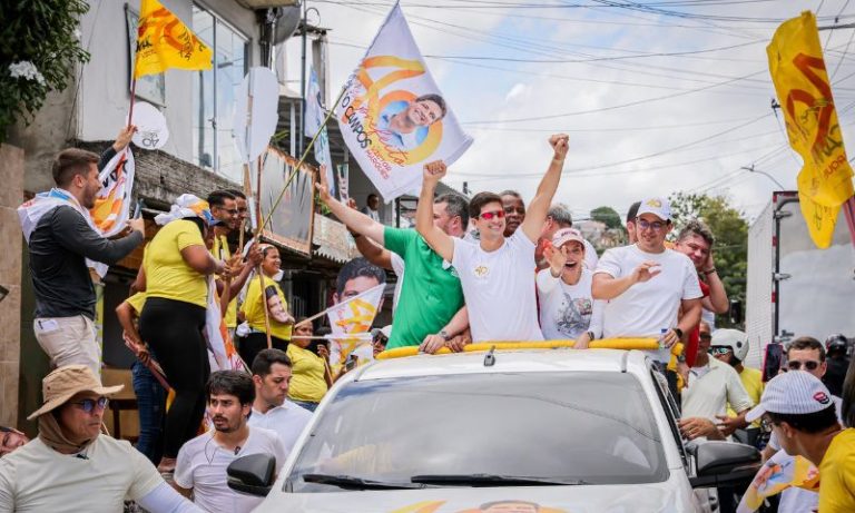 João Campos percorre 15 bairros no último dia de campanha no Recife