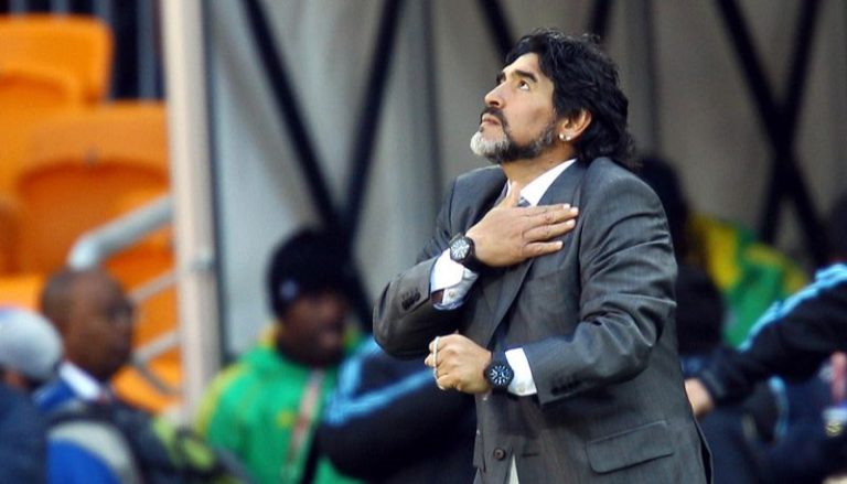 Justiça Argentina autoriza transferência de corpo de Maradona a pedido das filhas