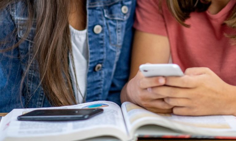 Maioria dos pais é a favor de proibir celular nas escolas, diz Datafolha