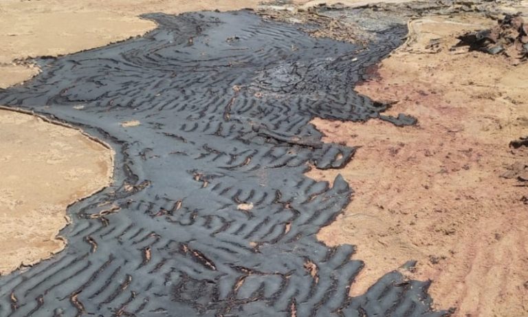 Material desconhecido é encontrado em praia do ES