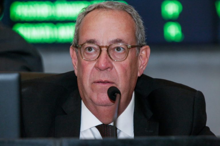 Ministro do STF Flávio Dino anula eleição antecipada que reelegeu Álvaro Porto