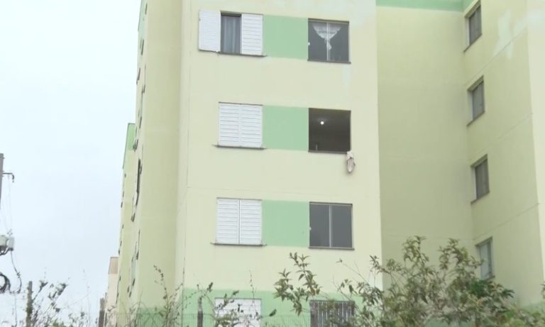Mulher é arremessada do 3º andar durante briga por dívida de R$ 500 em Cariacica