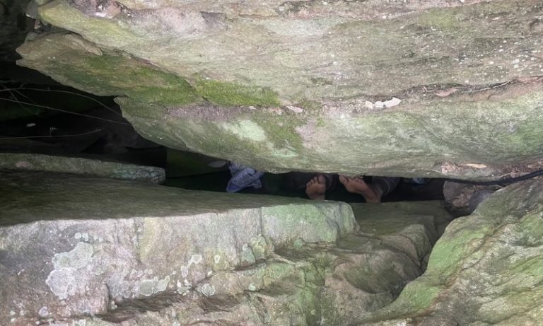 Mulher fica presa de cabeça para baixo por 7 horas ao tentar pegar celular