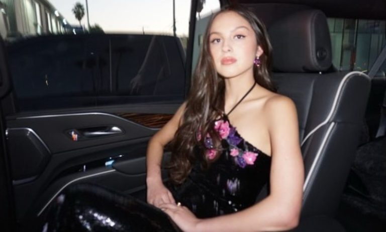 Olivia Rodrigo cai em buraco no palco durante show na Austrália
