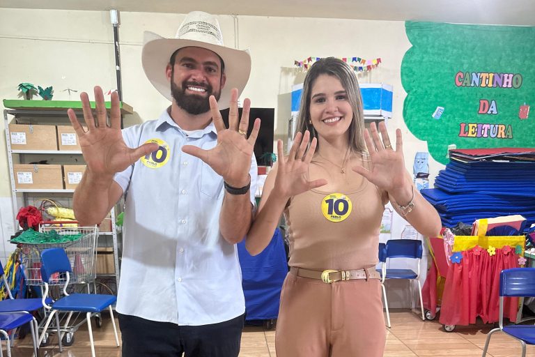 Pablo Muribeca vota acompanhado da esposa na Serra