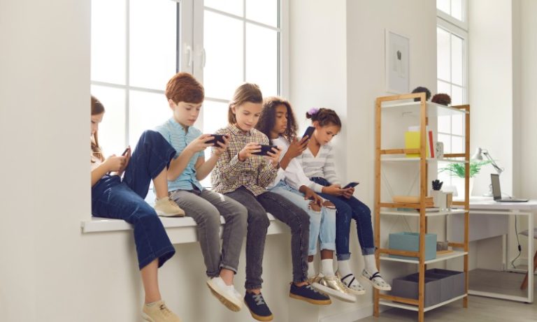No ES, escolas já restringem uso de celulares. Confira regras