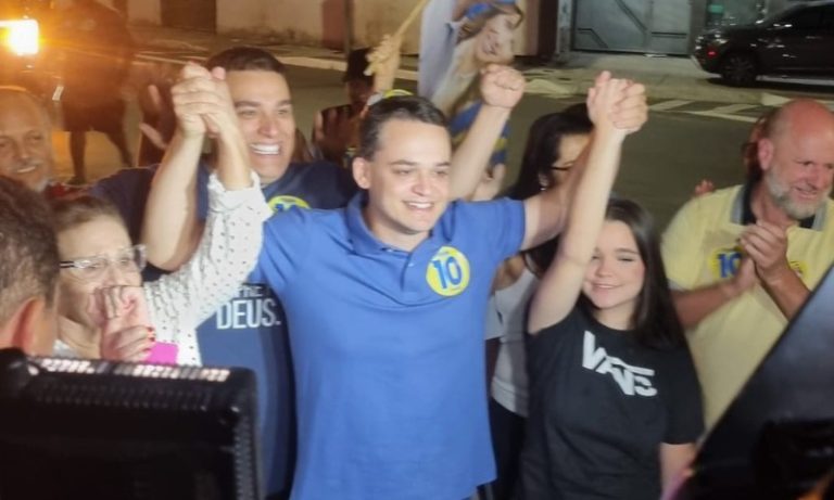 Pazolini agradece eleitores após reeleição em Vitória: “Caminhada continua”