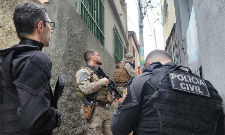 Polícia faz operação com helicóptero para prender integrantes de facção de Vitória