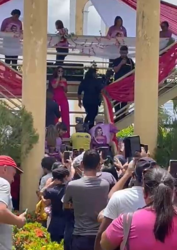 Priscila Senna faz a festa no Hospital de Câncer em prol do Outubro Rosa; COM VÍDEO