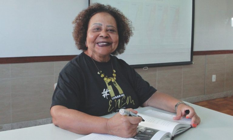 Professora há mais de 50 anos afirma: “Ainda me emociono”. Veja depoimentos