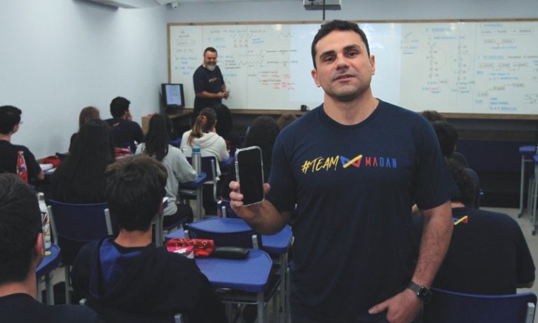 Projeto para barrar celulares nas escolas proíbe uso até no recreio. Entenda