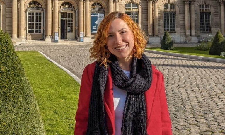 Quem é a influenciadora digital brasileira que morreu atropelada em Paris