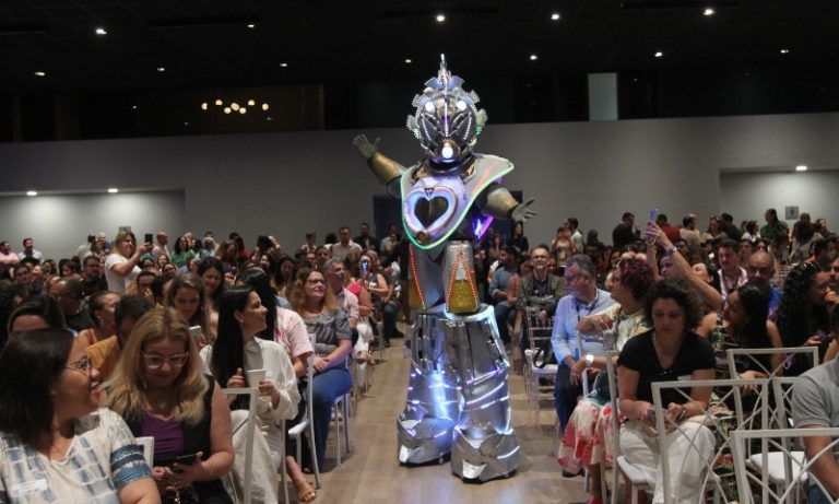 Robô vira sensação e faz abertura de evento sobre educação