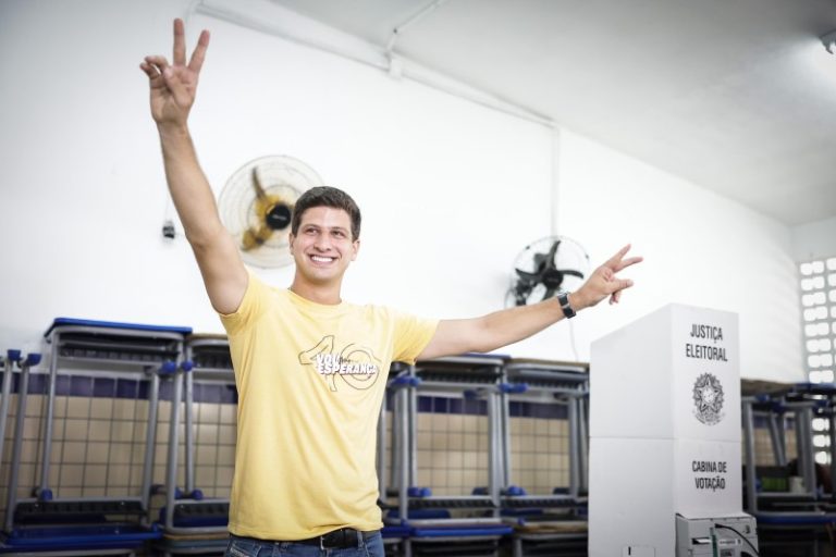 Um dia após ser reeleito no Recife, João Campos dará entrevista no JT1