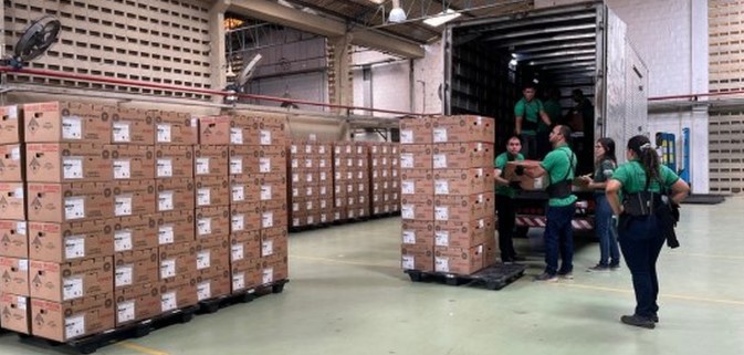 Urnas eletrônicas começam a ser distribuídas para locais de votação no Estado