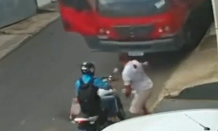 VÍDEO | Caminhão desgovernado desce ladeira e quase arrasta motociclista no ES
