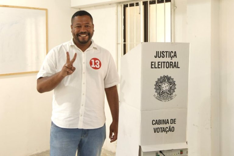 Vinicius Castello vota e acredita que chegará ao segundo turno em Olinda