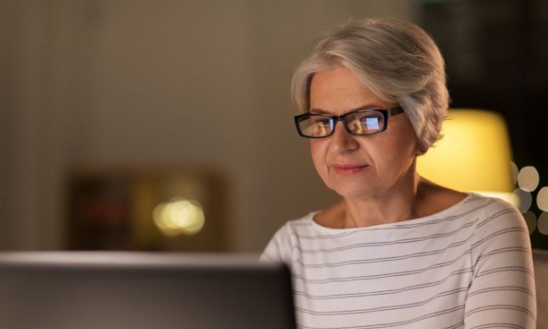 Acesso à internet pode melhorar a saúde mental de pessoas acima de 50 anos