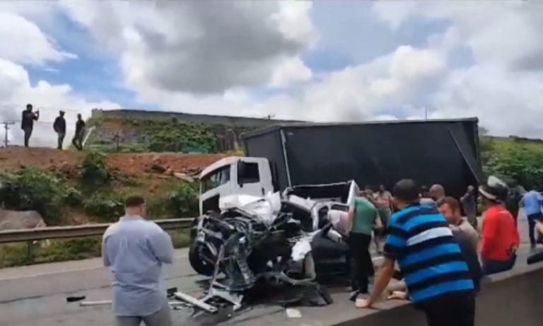 Acidente com quatro veículos interdita a Rodovia do Contorno em Cariacica