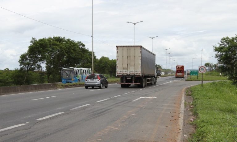 BR-101 é parcialmente interditada na Serra. Obra vai durar três meses