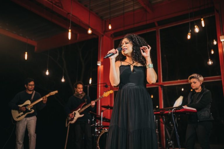 Bárbara Silva apresenta no Recife show “Coisas vazias ficam pra trás e Outras”