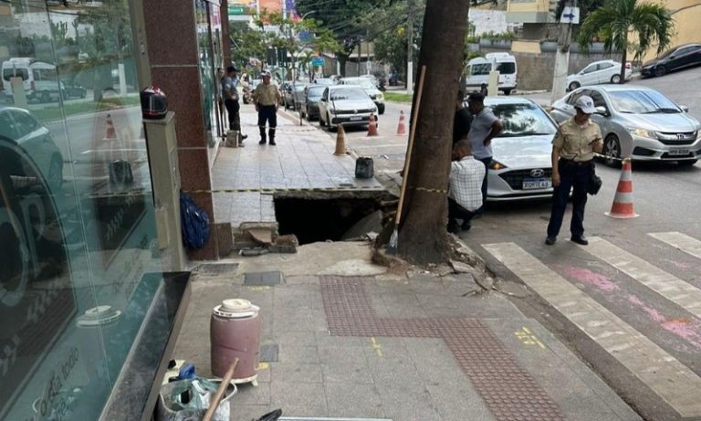 Calçada cede na mesma avenida onde médico foi “engolido” no ES