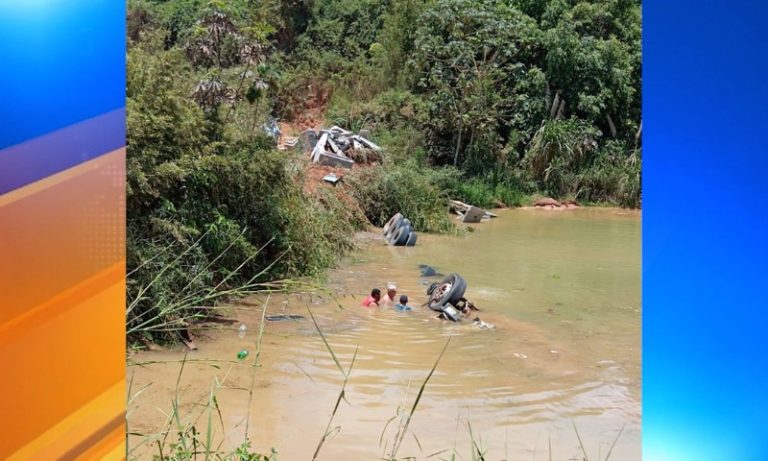 Caminhoneiro desaparece após carreta cair em represa no ES