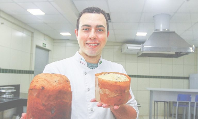 Chef ensina como preparar panetone de chocolate
