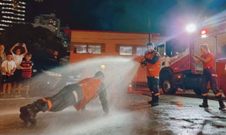 Coronel dos Bombeiros leva ‘banho de mangueira’ ao se despedir da corporação