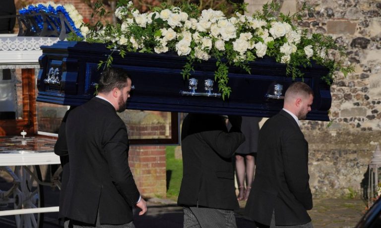 Corpo Liam Payne está sendo velado na Inglaterra com a presença de ex-One Direction