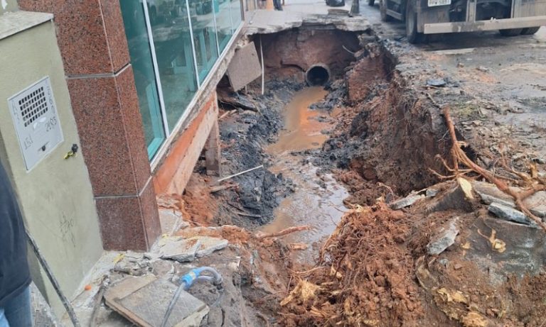 Crea-ES realiza vistoria em calçada que desabou em avenida de Cachoeiro