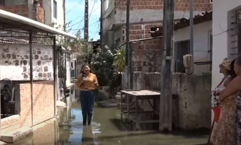 Crianças e idosos obrigados a andar em esgoto a céu aberto na Imbiribeira